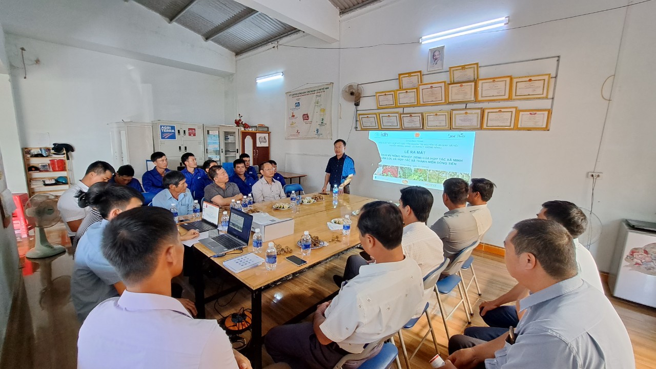 Hinh 1. Ông Lê Ký Sự - trưởng phòng NN&PTNT phát biểu tại lễ ra mắt đội dịch vụ nông nghiệp (SDM) 